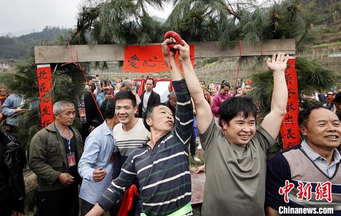 3月6日，廣西桂林市龍勝各族自治縣三門鎮(zhèn)同烈村，瑤族民眾參加“搶花炮”活動?！罟庾?攝