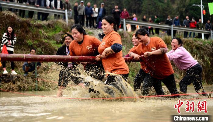 3月6日，在廣西桂林市龍勝各族自治縣三門鎮(zhèn)同烈村，瑤族民眾參加頂竹杠。　潘志祥 攝