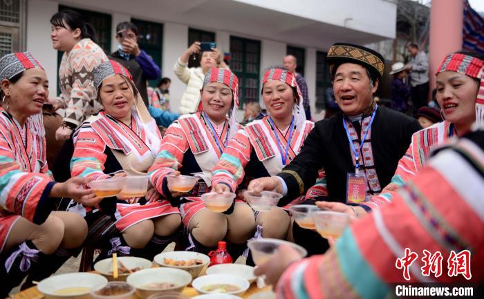 3月6日，廣西桂林市龍勝各族自治縣三門鎮(zhèn)同烈村，瑤族同胞在花炮節(jié)共享“百家宴”?！⌒ご烘?攝