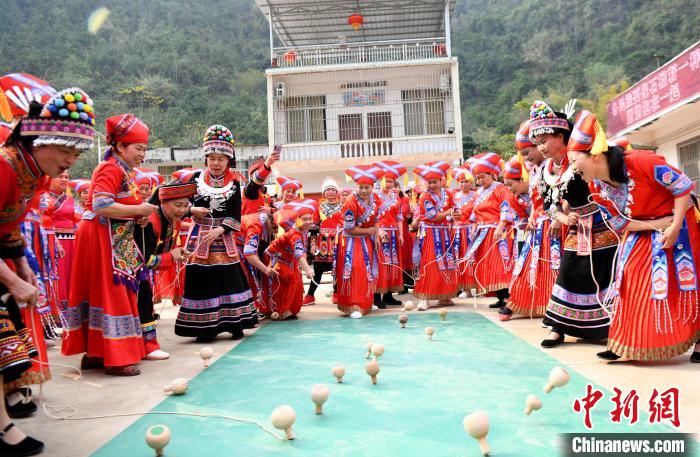 廣西大化瑤鄉(xiāng)婦女賽陀螺慶“三八”國際婦女節(jié)