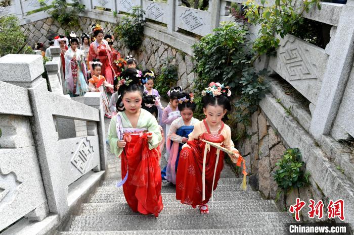 圖為福州煙臺(tái)山漢服巡游?！蚊?攝