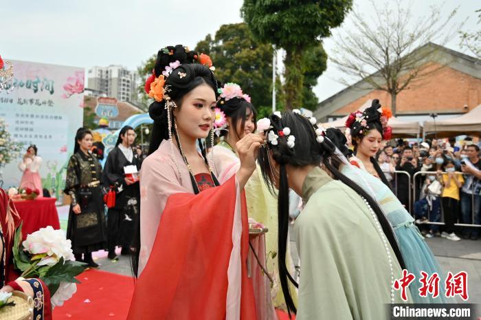 圖為“花神”為同袍佩戴鮮花賜福。　俞靖 攝