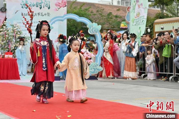 小“花神”走秀吸引民眾。　俞靖 攝