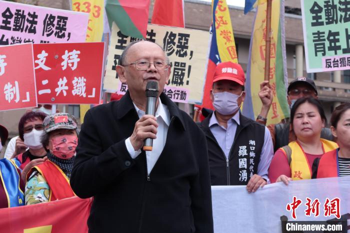 3月16日，臺灣多個民間團體抗議民進黨當(dāng)局“全民防衛(wèi)動員準(zhǔn)備法”修法。圖為臺灣統(tǒng)一聯(lián)盟黨主席戚嘉林。　兩岸和平發(fā)展論壇供圖