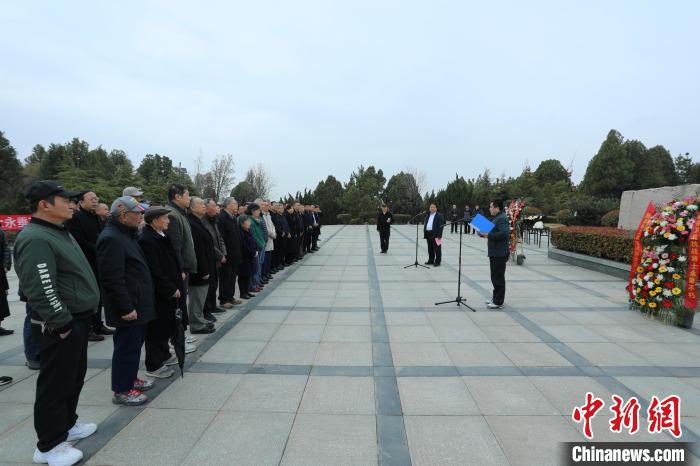 參加活動人員前往滕州市烈士陵園舉行祭奠活動，并宣讀《紀念滕縣保衛(wèi)戰(zhàn)85周年祭文》?！≤囄募?攝