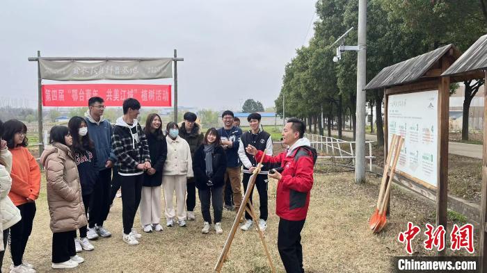 圖為第四屆“鄂臺青年，共美江城”植樹活動3月19日在武漢舉行 武一力 攝