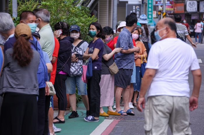 圖為去年疫情爆發(fā)，臺灣民眾搶買快篩照