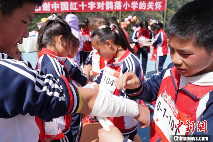 本年度首場“紅氣球校園挑戰(zhàn)賽”在云南省昭通市魯甸縣鵲落小學舉行 付春來 攝