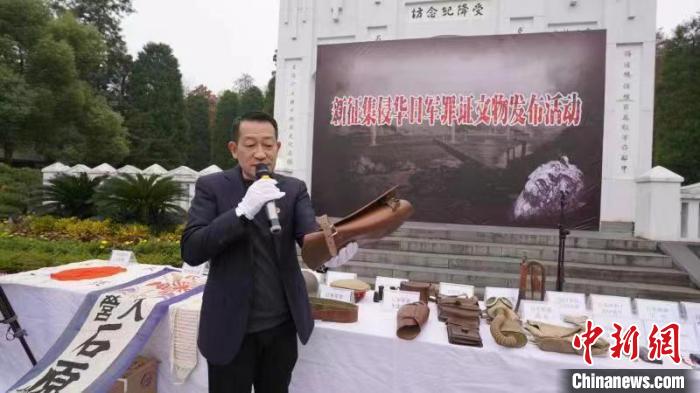 吳建宏介紹征集到的侵華日軍罪證文物?！∈茉L者供圖