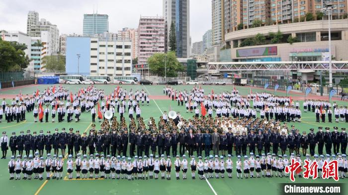 出席的嘉賓和制服團(tuán)體合影?！∠愀凵礻?duì)總會(huì) 攝