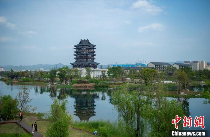 矗立在東安湖公園邊的東安閣?！⒅铱?攝