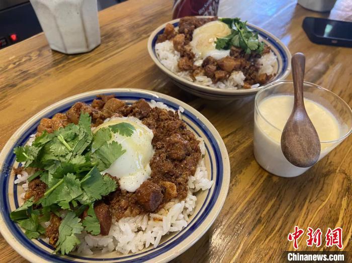 周玹益制作的肉臊飯。　林波 攝