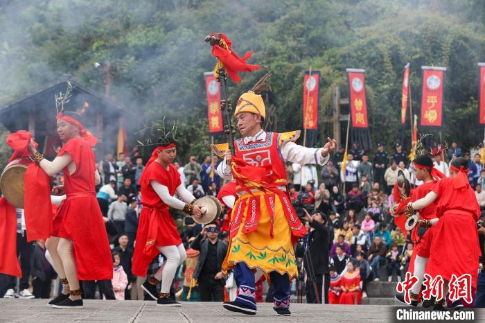 祭祀大典“樂祭”中的“娛神舞”表演?！■暮陚?攝