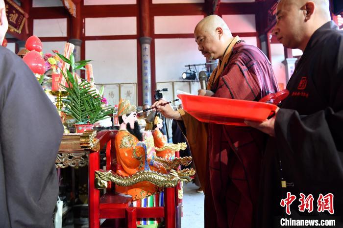 圖為雪峰崇圣禪寺住持傳觀法師(右二)為閩王金身開光?！蚊?攝