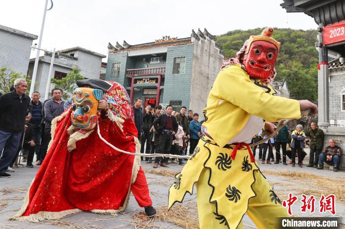 儺戲是在儺祭舞蹈基礎(chǔ)上發(fā)展而來的戲劇形式，被稱為民間文化的“活化石”。圖為打獅子?！￡愋l(wèi)平 攝