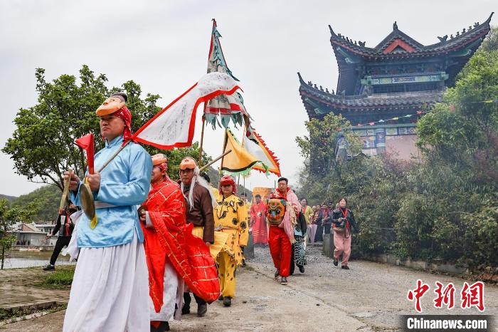 表演程式古樸奇特，具有濃郁的神秘楚巫文化色彩和珍貴的藝術(shù)價值。圖為游神圍村祈福?！￡愋l(wèi)平 攝