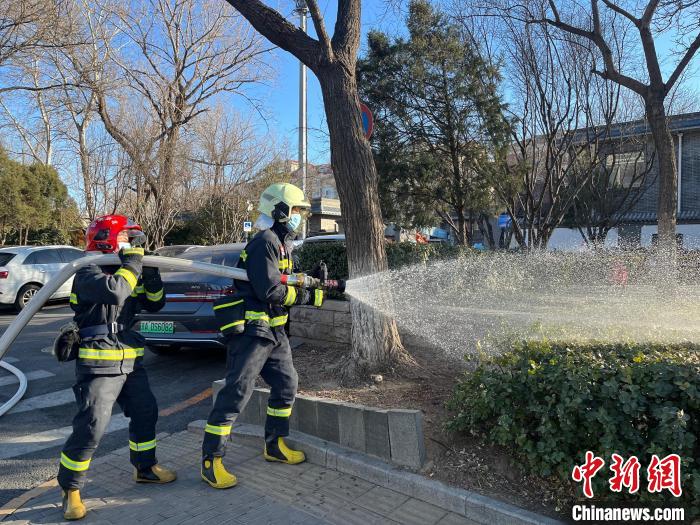 近日，北京東城消防組織轄區(qū)消防救援站積極開展楊柳絮清理濕化工作?！”本〇|城消防供圖