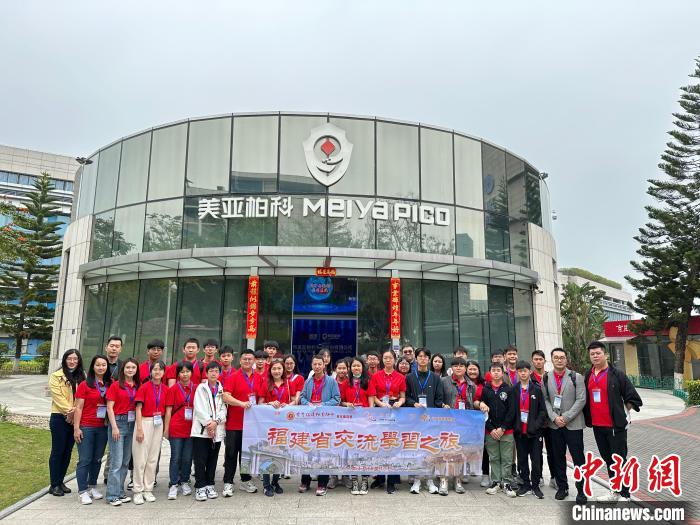 4月10日至12日，首場“港澳青年看祖國”福建行主題活動在廈門舉辦。圖為香港青年參觀廈門企業(yè)?！「＝ㄊ∏嗄曷?lián)合會供圖