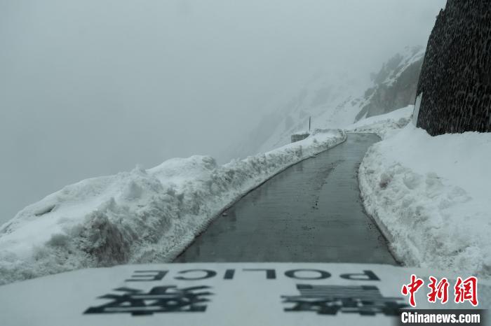 4月9日，西藏洛扎縣海拔4800多米切公拉山大雪，畫(huà)面左側(cè)便是懸崖?！〗w波 攝