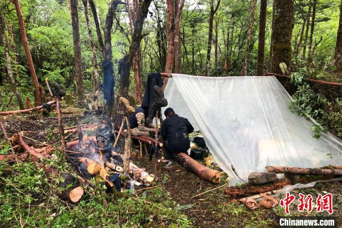 資料圖為2021年3月，拉郊邊境派出所德瑪龍4號(hào)臨時(shí)執(zhí)勤點(diǎn)的薄膜帳篷?！±歼吘撑沙鏊?供圖