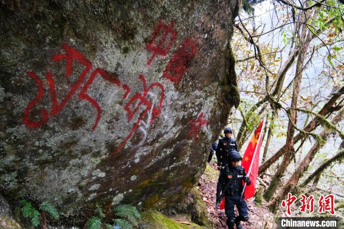 4月9日，拉郊邊境派出所移民管理警察在邊境地區(qū)進(jìn)行戍邊巡邏。　江飛波 攝