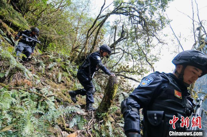 4月9日，拉郊邊境派出所移民管理警察在邊境地區(qū)原始森林進(jìn)行戍邊巡邏?！〗w波 攝