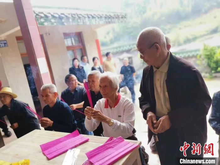 77歲臺(tái)胞登陸祭祖，“暌違三年多，我終于回來了?！? style=