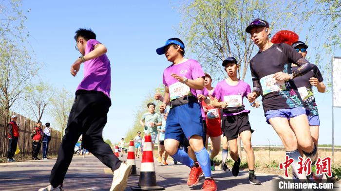 圖為4月16日，河北省香河縣蔣辛屯鎮(zhèn)第二屆“鄉(xiāng)約潮白”半程馬拉松比賽瞬間?！≈焘曀?攝