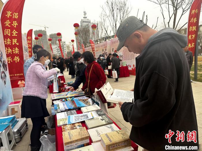 圖為民眾在活動(dòng)現(xiàn)場讀書、購書。　李雋 攝