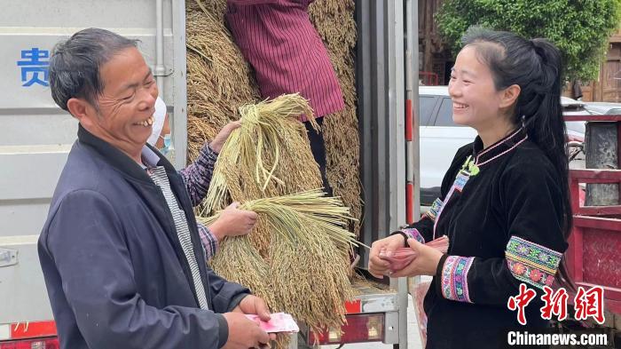 圖為張國丹在與農(nóng)戶進(jìn)行產(chǎn)品信息交流?！∫M(jìn)忠 　攝