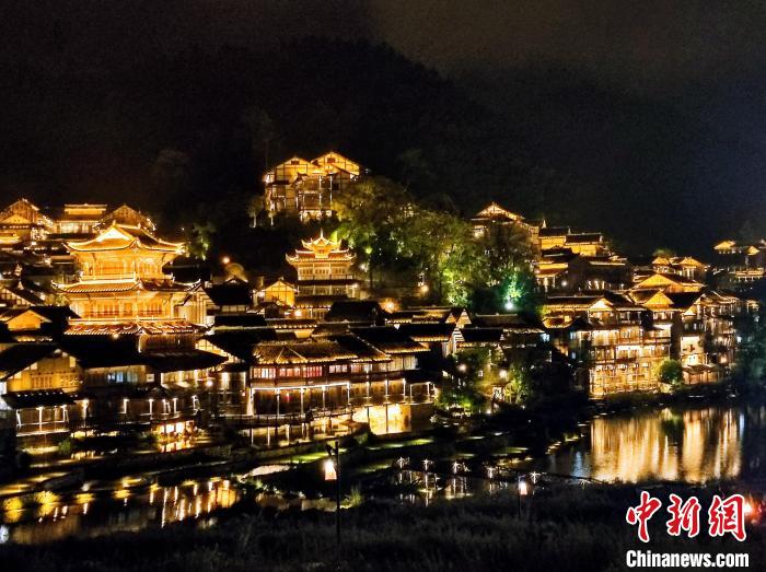 貴州烏江寨國旅際游度假區(qū)夜景?！⒚懒?攝