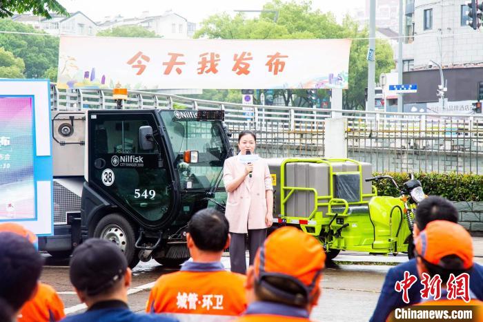 葛燕娜講述自身故事。　寧波市政府新聞辦供圖