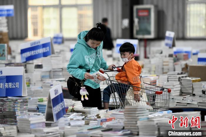 一對母子在書展上購書?！⊥鯑|明 攝