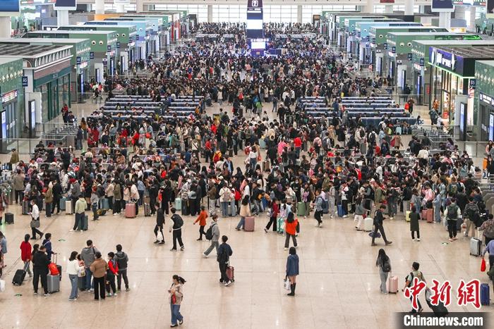 圖為4月29日，旅客在江西南昌西站的候車大廳內(nèi)候車。 中新社記者 劉力鑫 攝