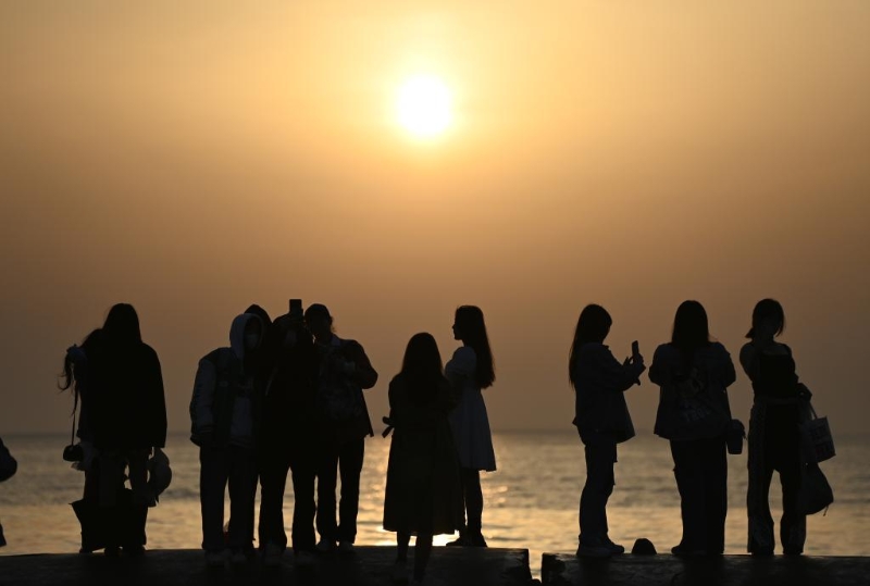 5月3日，游客在天津市濱海新區(qū)東疆親海公園游玩。新華社記者 趙子碩 攝