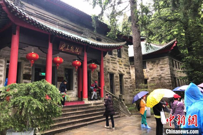 圖為在廬山抗戰(zhàn)博物館外，有不少等待參觀的游客。　吳鵬泉 攝