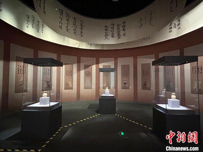 圖為“詩畫彩瓷——唐代海上絲綢之路上的長沙窯瓷器展”展品?！》钊?攝