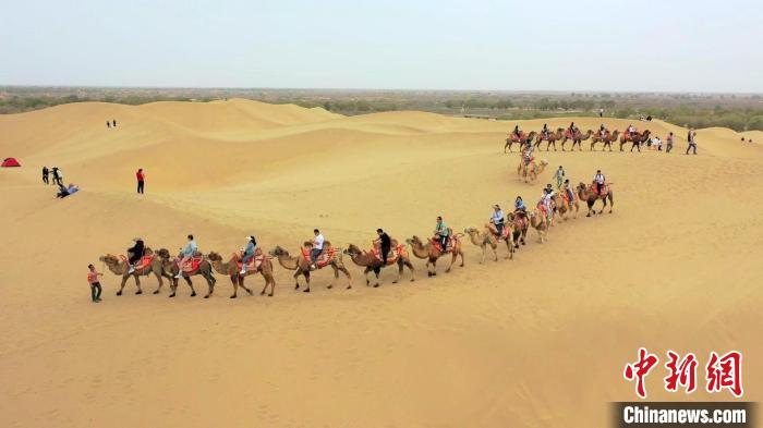 塔克拉瑪干沙漠迎來旅游熱“沙?！憋L光吸引游客紛至沓來