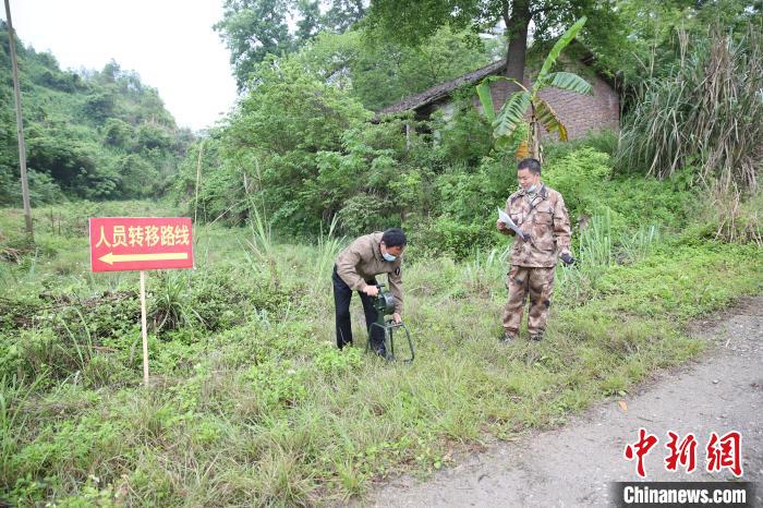 圖為宜州區(qū)在洪水防御和防汛搶險(xiǎn)應(yīng)急演練過程中，通過手搖式報(bào)警器預(yù)警方式，提醒民眾轉(zhuǎn)移。　李山景 攝