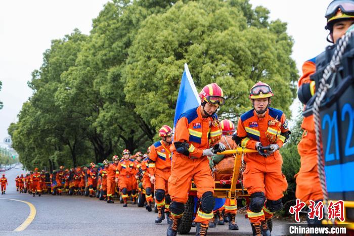 接到總隊(duì)拉動后，徐匯支隊(duì)地震輕型救援隊(duì)60余人立即響應(yīng)集結(jié)。　上海市徐匯區(qū)消防救援支隊(duì)供圖