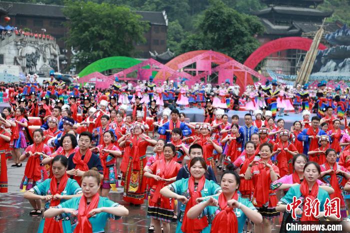 圖為第十二屆中國(guó)烏江苗族踩花山節(jié)現(xiàn)場(chǎng)。　梁欽卿 攝