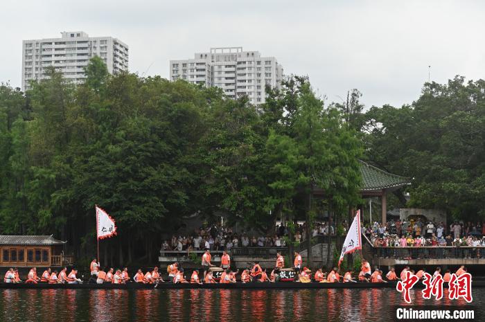 圖為村民在荔灣湖試扒龍船?！￡惓t 攝