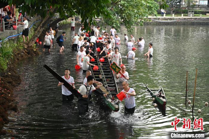 圖為泮塘村民把埋在湖里的龍船挖起、洗凈。　陳楚紅 攝