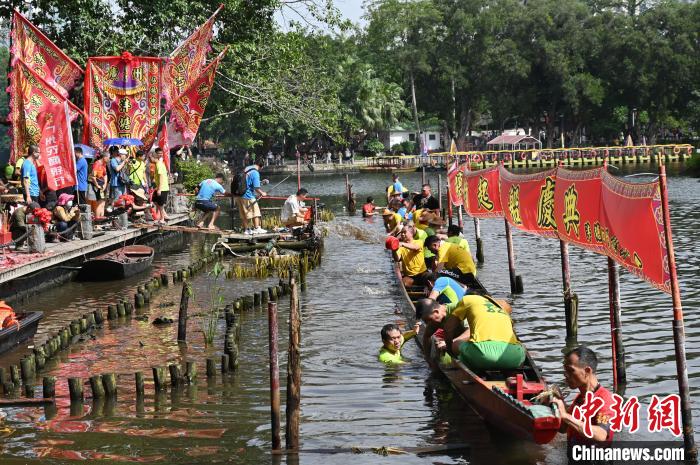 圖為泮塘村民把埋在湖里的龍船挖起、洗凈?！￡惓t 攝