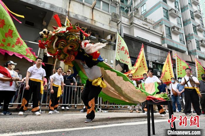 香港筲箕灣“譚公誕”大巡游吸引市民游客觀看