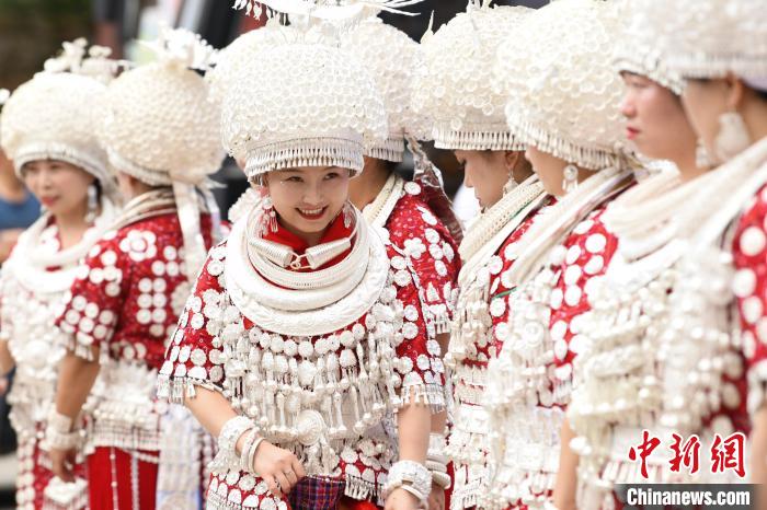 5月26日，人們在貴州黃平縣飛云崖景區(qū)參加“四月八”民俗活動?！￡愋⑿?攝