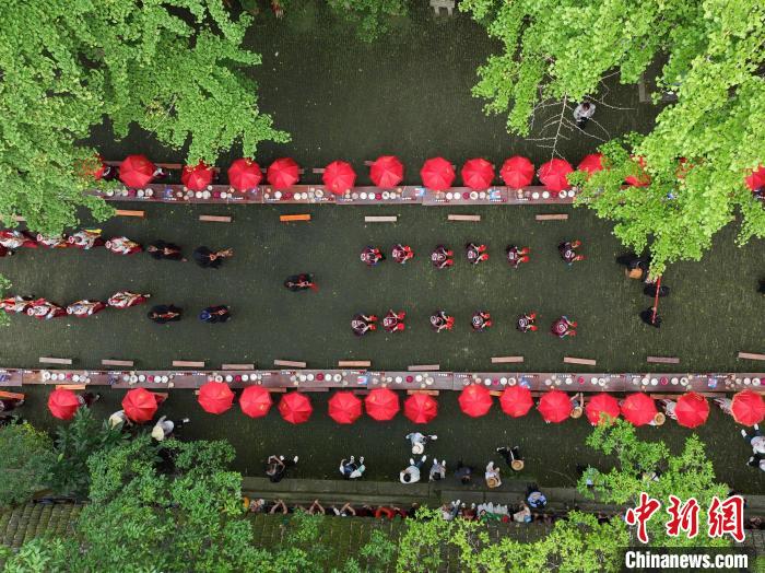 5月26日，人們在貴州黃平縣飛云崖景區(qū)參加“四月八”巡游?！×何?攝