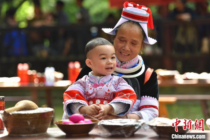 5月26日，人們在貴州黃平縣飛云崖景區(qū)體驗(yàn)長桌宴，歡度節(jié)日“四月八”?！×何?攝