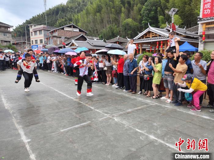 5月26日，在廣西龍勝各族自治縣馬堤鄉(xiāng)，當(dāng)?shù)孛缱迕癖娺M(jìn)行“背媳婦”比賽。　韋吉陽(yáng) 攝