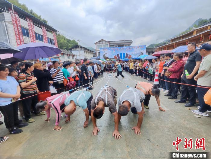 5月26日，在廣西龍勝各族自治縣馬堤鄉(xiāng)，當(dāng)?shù)孛缱迕癖娺M(jìn)行“大象拔河”比賽。　韋吉陽(yáng) 攝